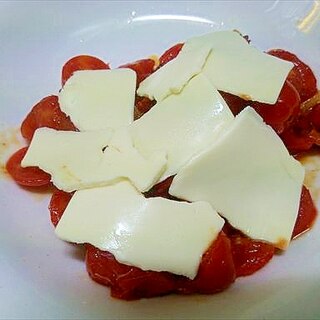 プチトマトのにんにく唐辛子炒め・チーズのせ